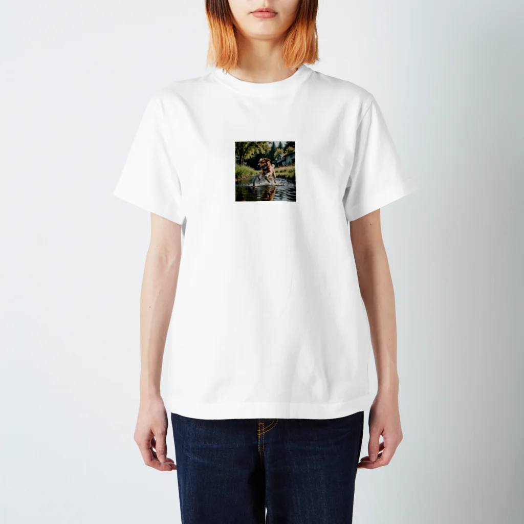 kokin0の水辺を走る犬 dog runnning on the water Regular Fit T-Shirt