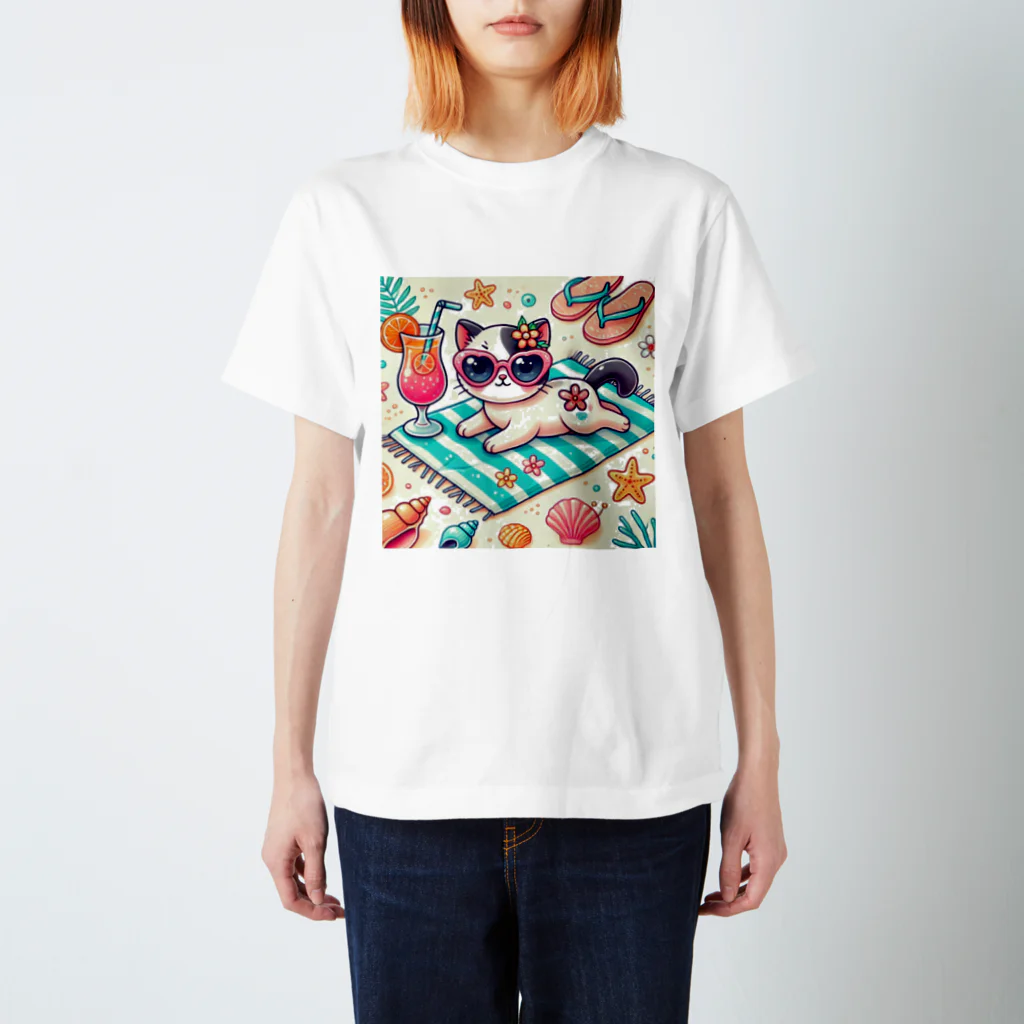 Snow-peaceのビーチでリラックスするサングラスキャット Regular Fit T-Shirt