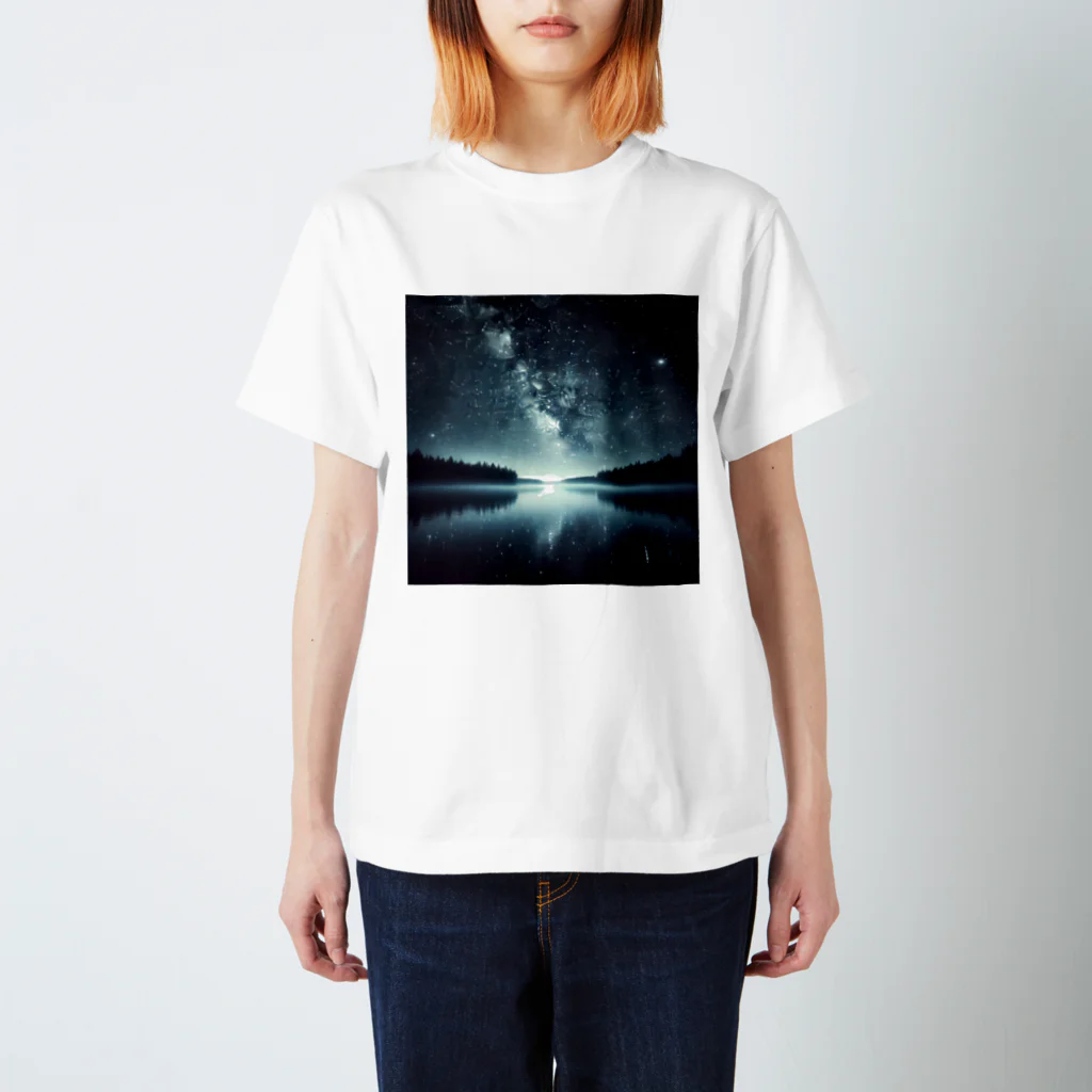 DQ9 TENSIの静かな湖に輝く星々が織りなす幻想的な光景 Regular Fit T-Shirt