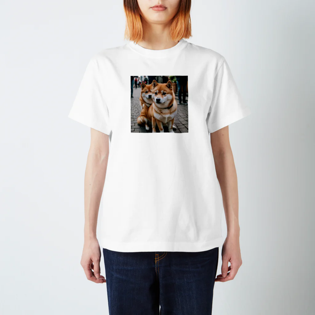 kaerinofficeの2匹のかわいい柴犬が仲良く並んで写っています。 Regular Fit T-Shirt