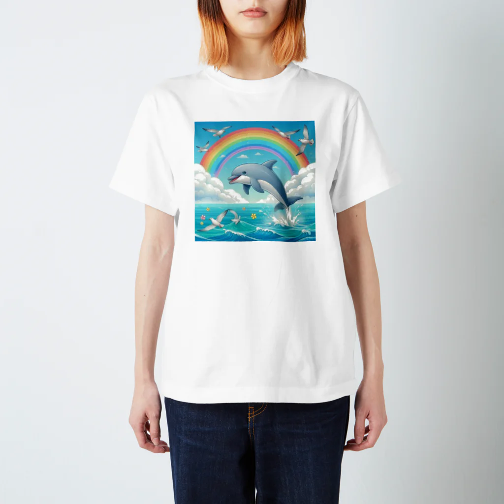 kaerinofficeのリラックスして虹を眺める愛らしいイルカの姿🌈🐬 Regular Fit T-Shirt