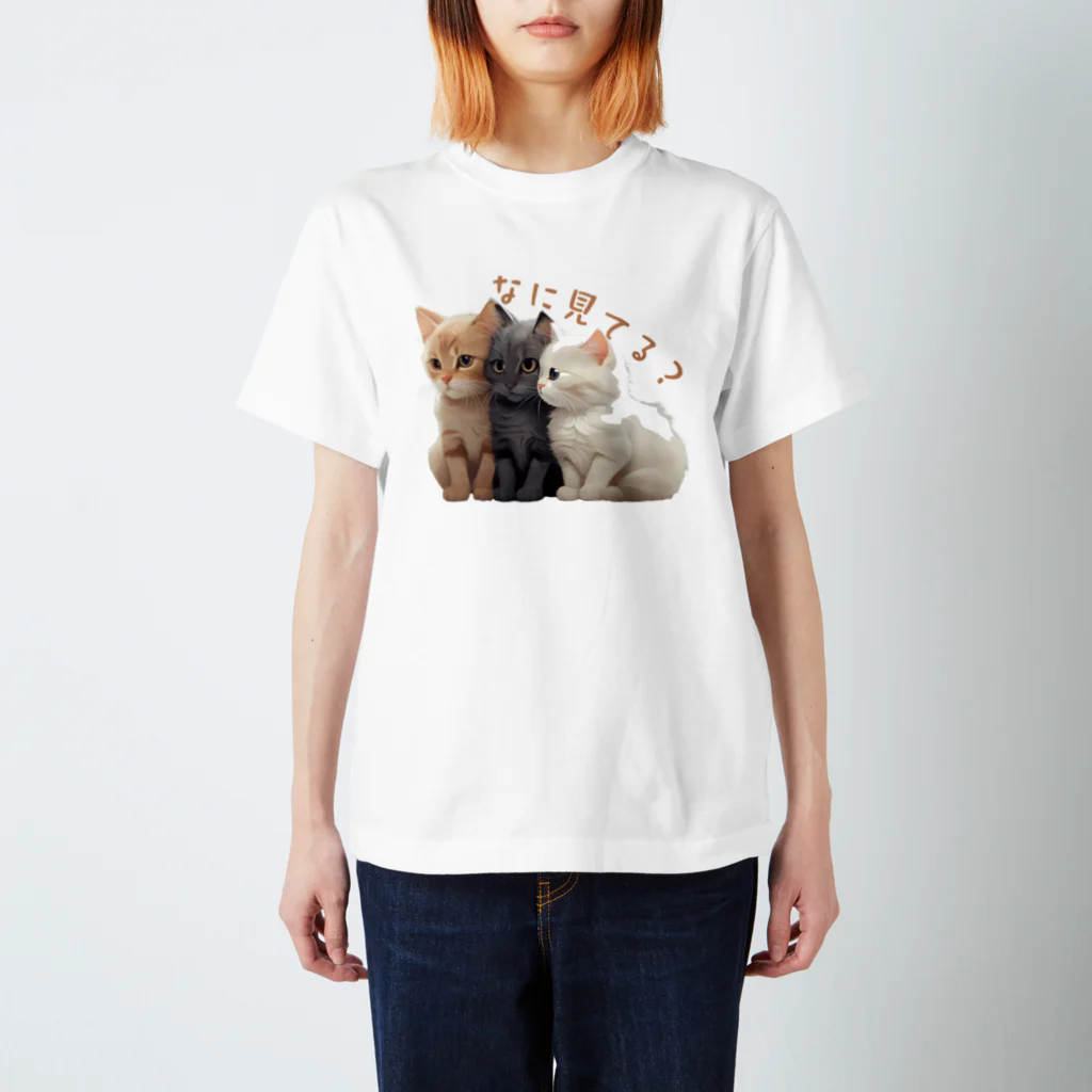 HappyFaceMarketのなに見てるのかな？３匹の子猫 スタンダードTシャツ