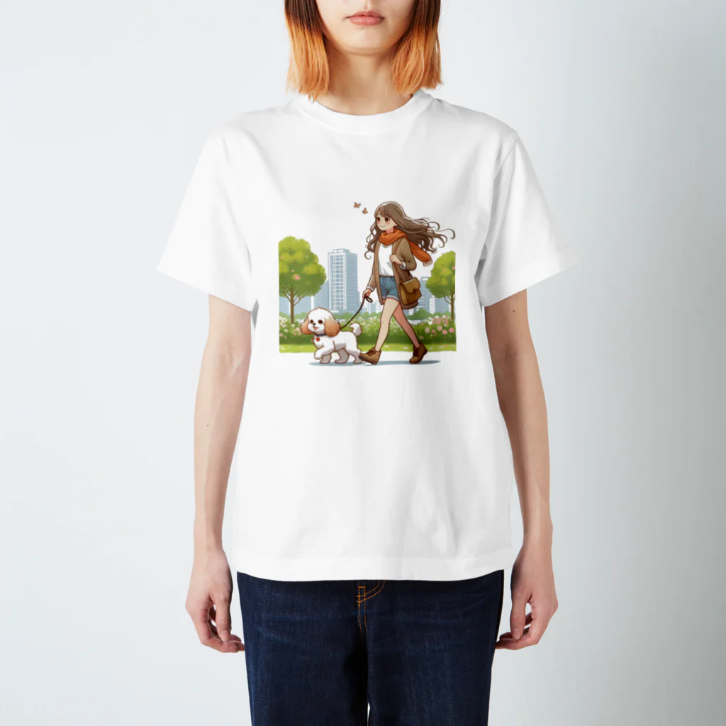 南国のかわいい犬と散歩をする女性 Regular Fit T-Shirt