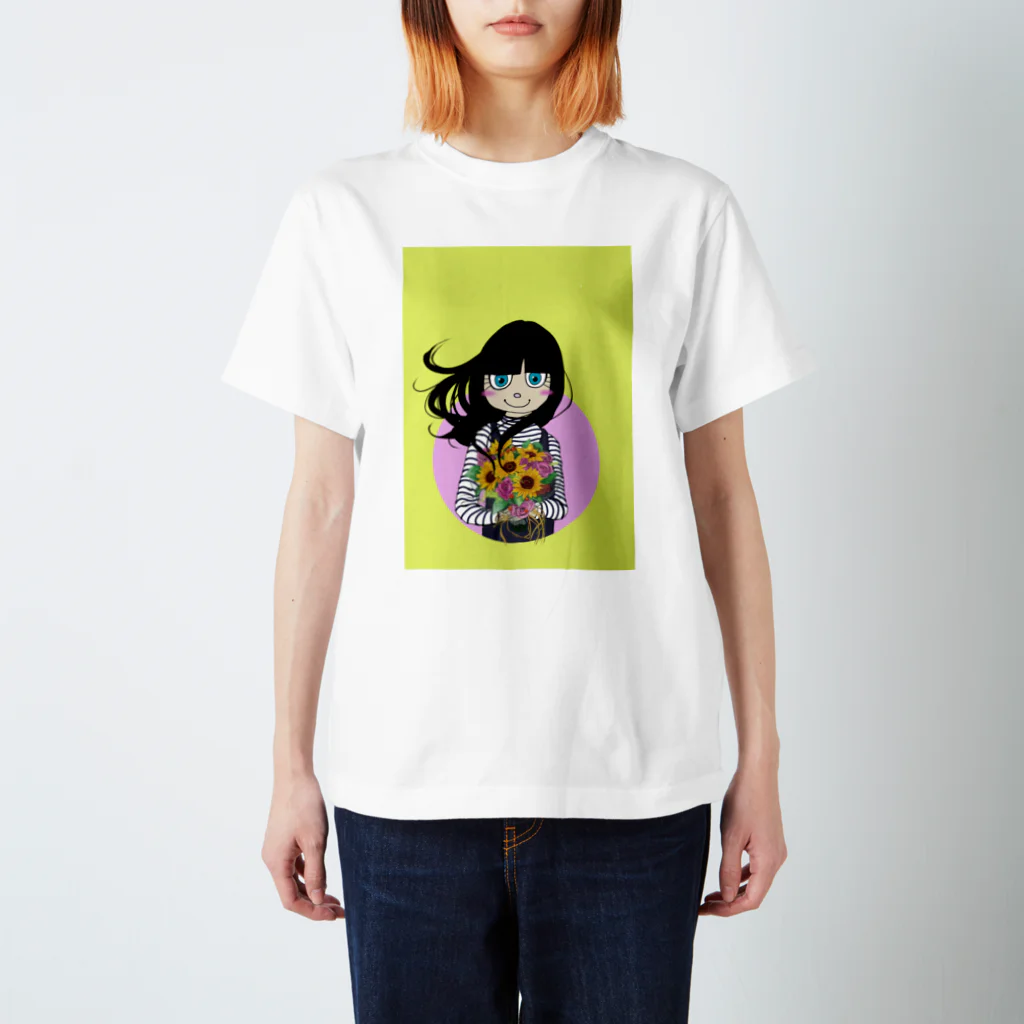 阿月紫音の花束を持つ少女 Regular Fit T-Shirt