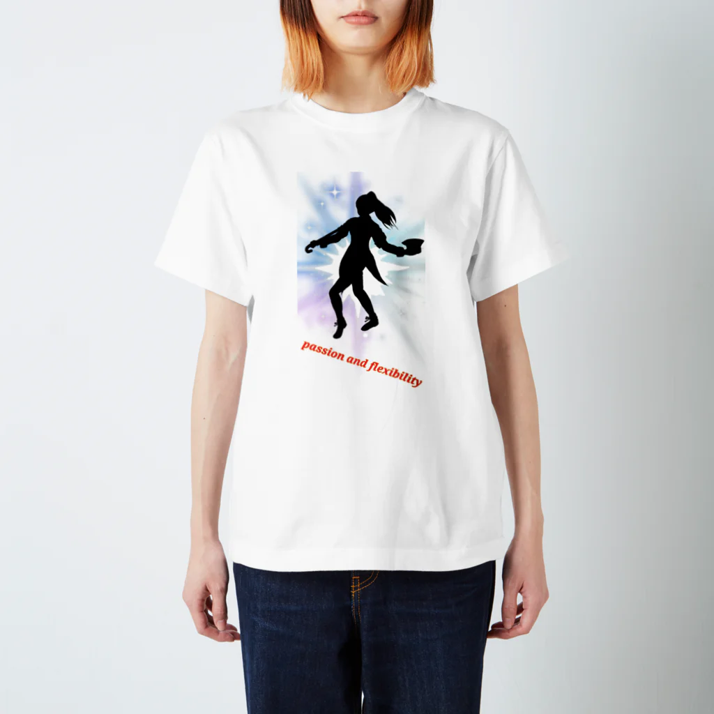 Lily bird（リリーバード）のジャズダンサーシルエット 大きな光 英字ロゴ Regular Fit T-Shirt