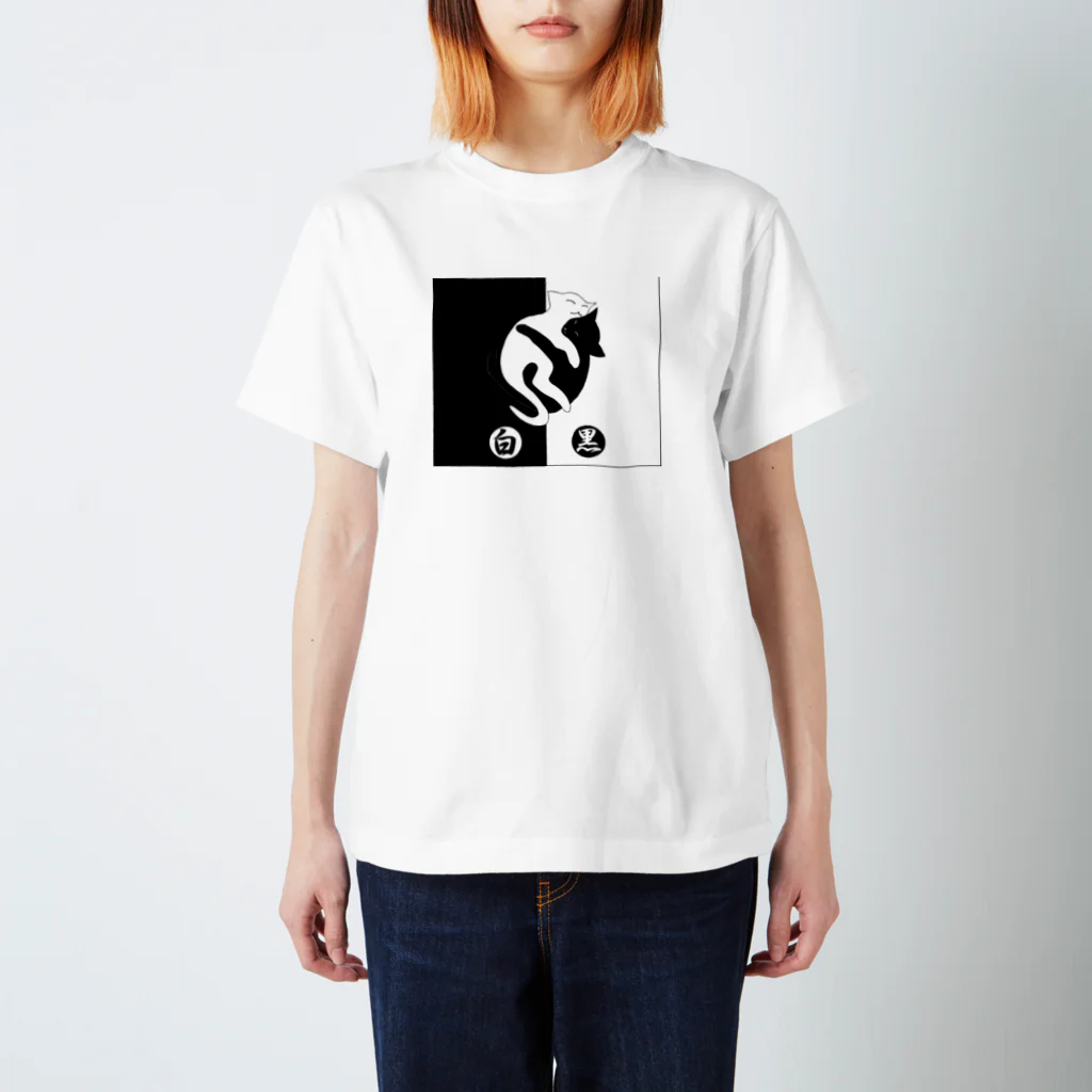 ゴータ・ワイの白黒猫ちゃん A Regular Fit T-Shirt