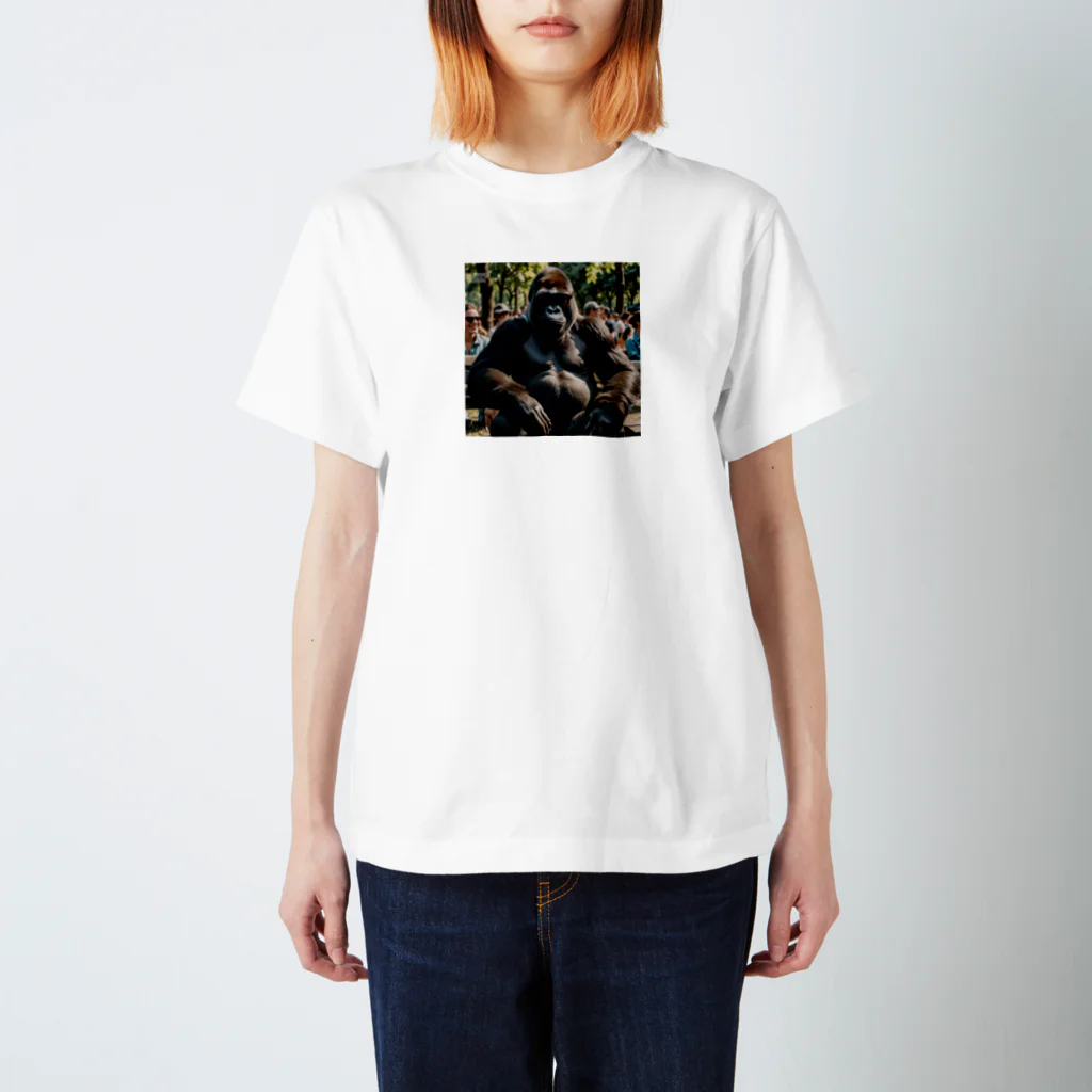 ゴリラをもっと身近に、もっとスタイリッシュに。のその視線、ゴリラ級のインパクト。 Regular Fit T-Shirt