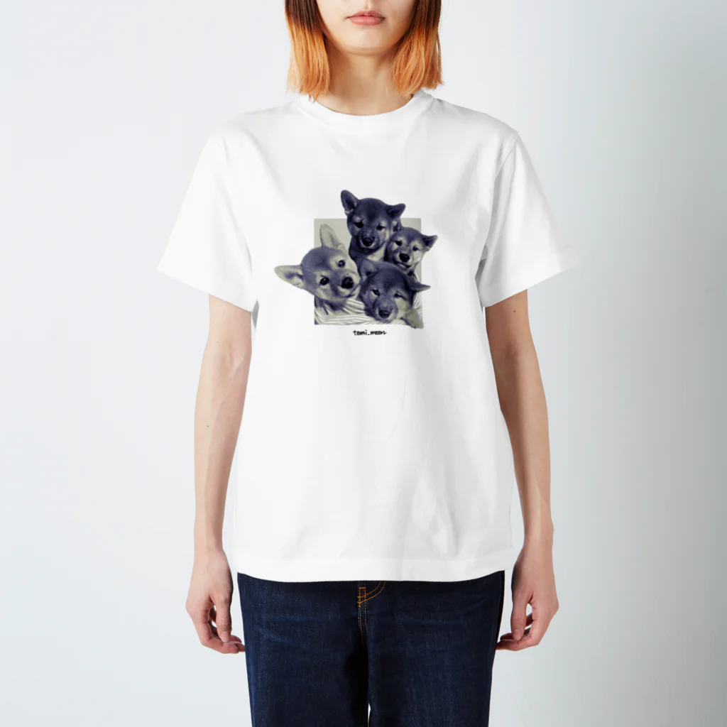 tomi_moonの【tomi_moon】柴犬のとびだす！4姉妹 モノクロ Regular Fit T-Shirt