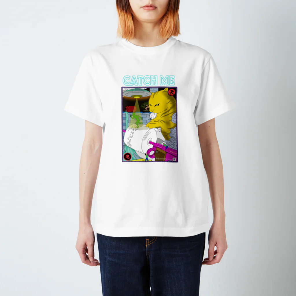 Manhole Delivery　の宇宙人と戯れる猫 スタンダードTシャツ Regular Fit T-Shirt