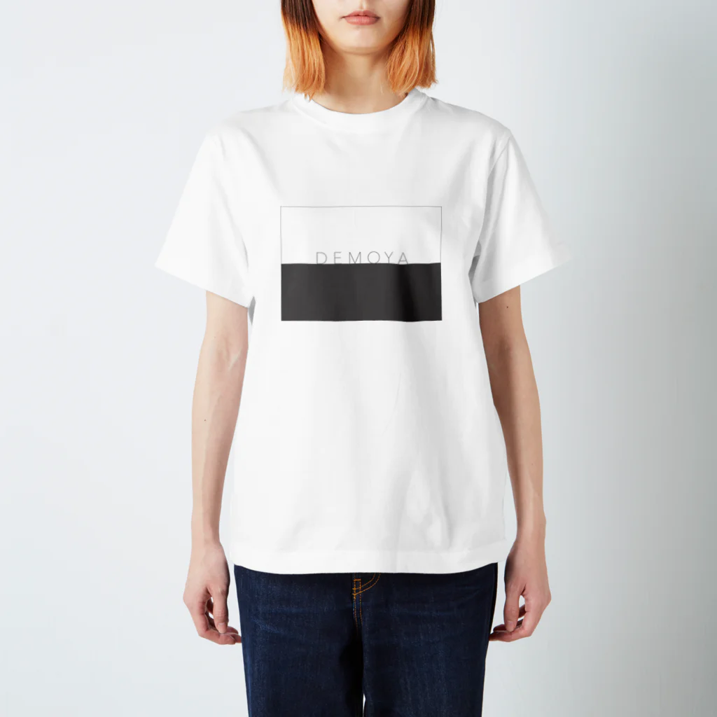 QRIのDEMOYAグレーロゴ Regular Fit T-Shirt