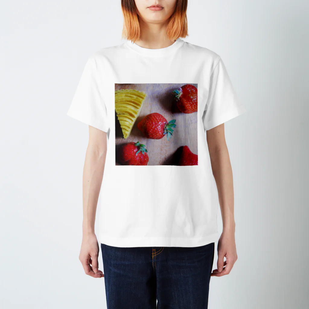 ユーサクのmorning strawberry Regular Fit T-Shirt