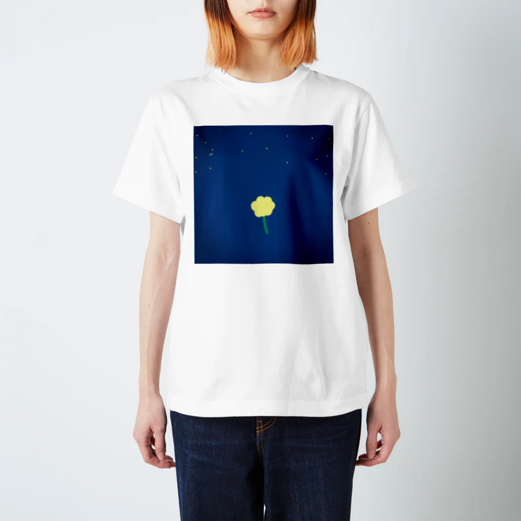 菜の花の夜空に浮かぶ一輪の花 スタンダードTシャツ