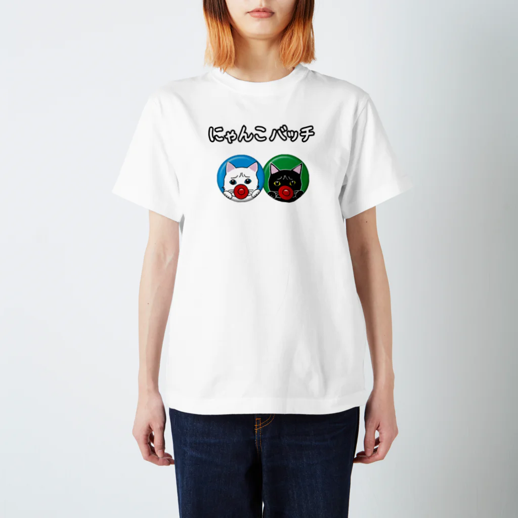 ゴータ・ワイのにゃんこバッチ Regular Fit T-Shirt