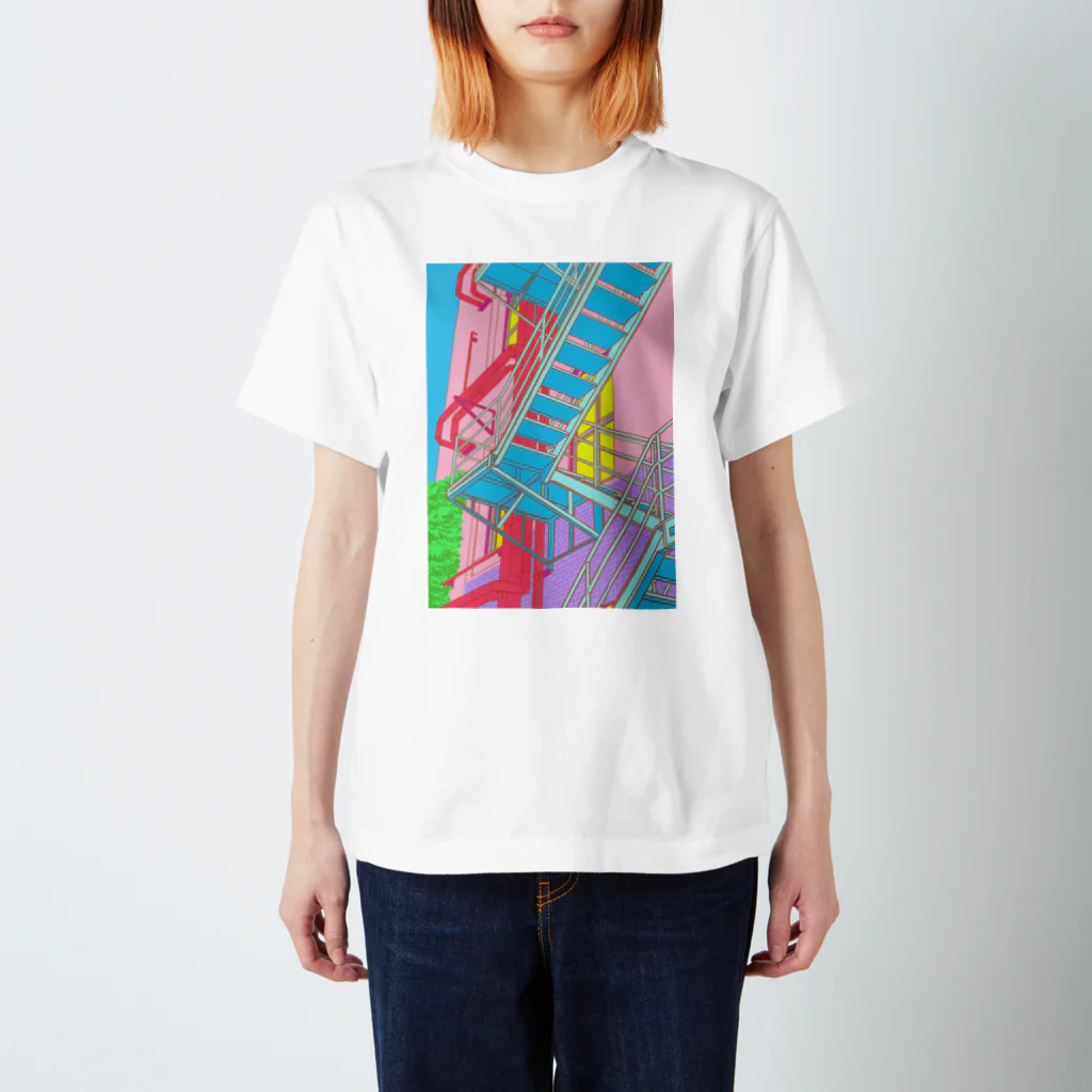 チョモランマリの門司港駅の隣の建物の階段 Regular Fit T-Shirt