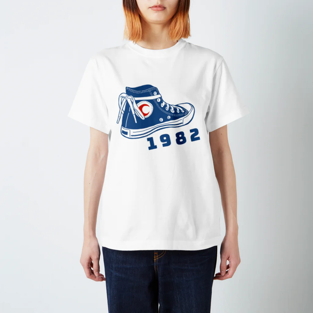 1982 (ｲﾁｷｭｳﾊﾁﾆｲ）の1982スニーカー１ Regular Fit T-Shirt