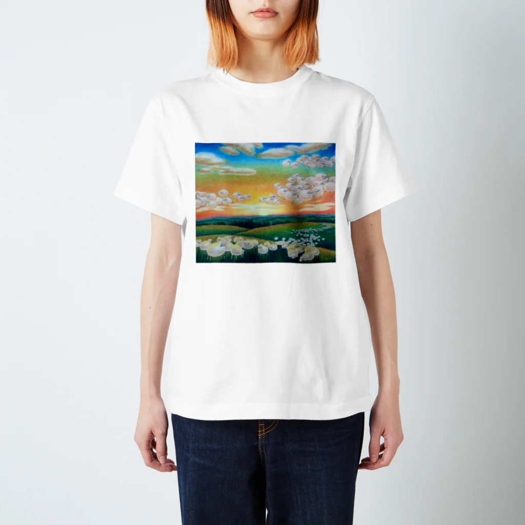 ひつじ好きのみそうギャラリーの夕焼け雲ひつじ スタンダードTシャツ