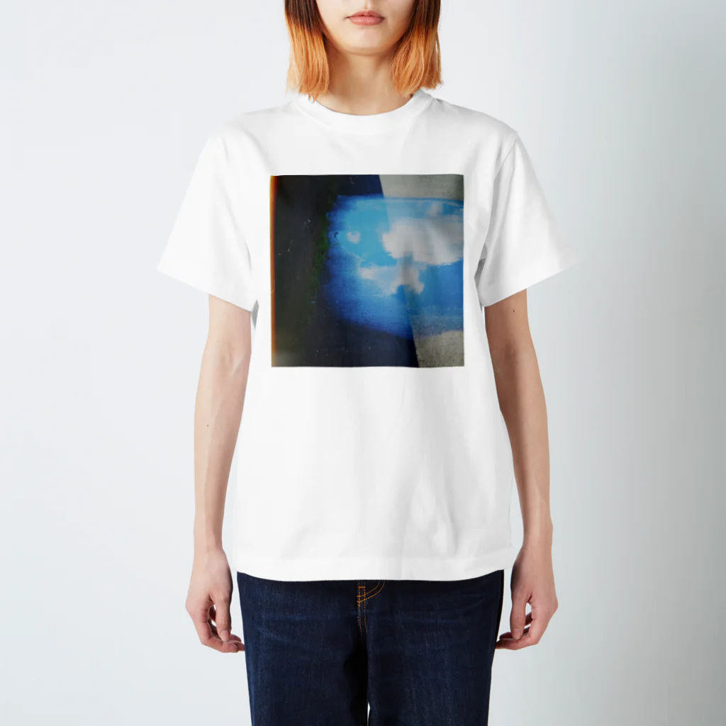 創作工房muccoの水たまりに空。 スタンダードTシャツ