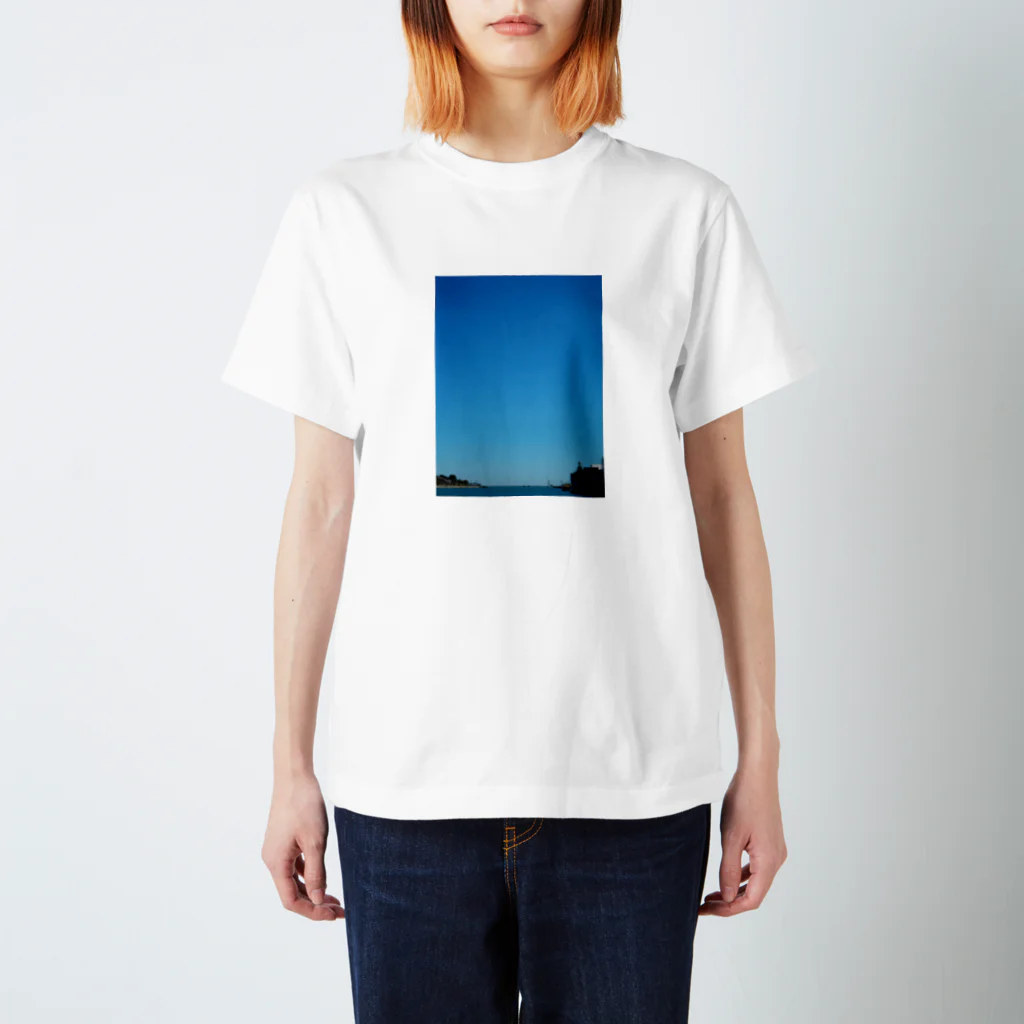 Haruki HorimotoのBlue sky in Chicago Regular Fit T-Shirt