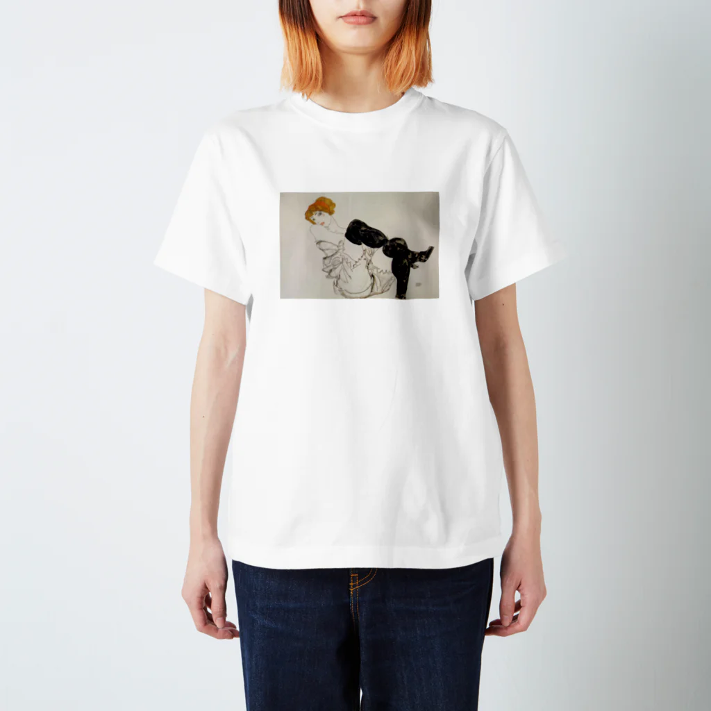 Art Baseのエゴン・シーレ / 1913 / Woman in Black Stockings / Egon Schiele Regular Fit T-Shirt