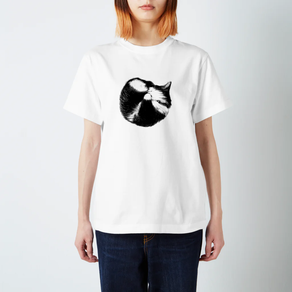 Kazuki SHOP from un Jour。ART WORKSの【白黒猫ごろりんにゃんもないと】 Regular Fit T-Shirt