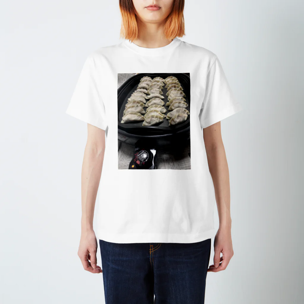 夏の餃子 ぎょうざ ギョウザ gyoza 🥟 スタンダードTシャツ