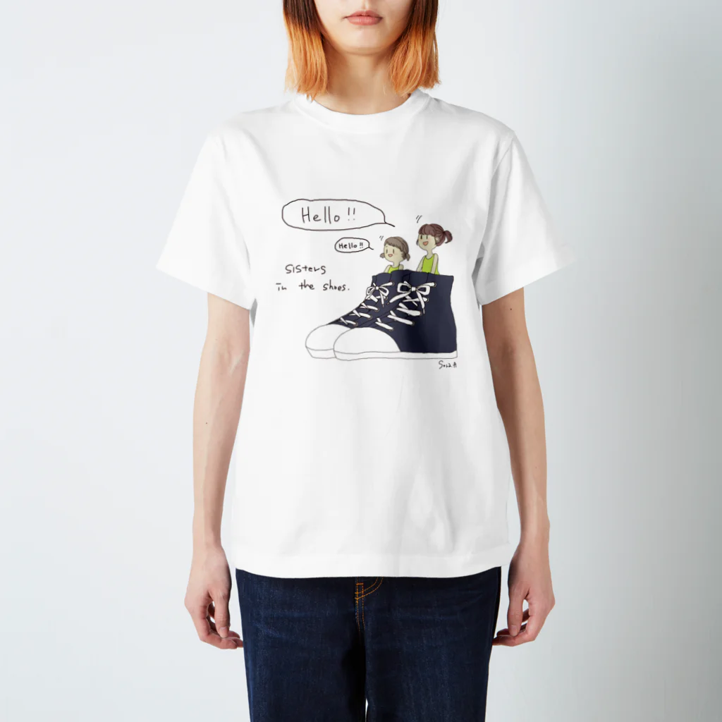 オオゾラ✍のSisters in the shoes(ネイビー) スタンダードTシャツ