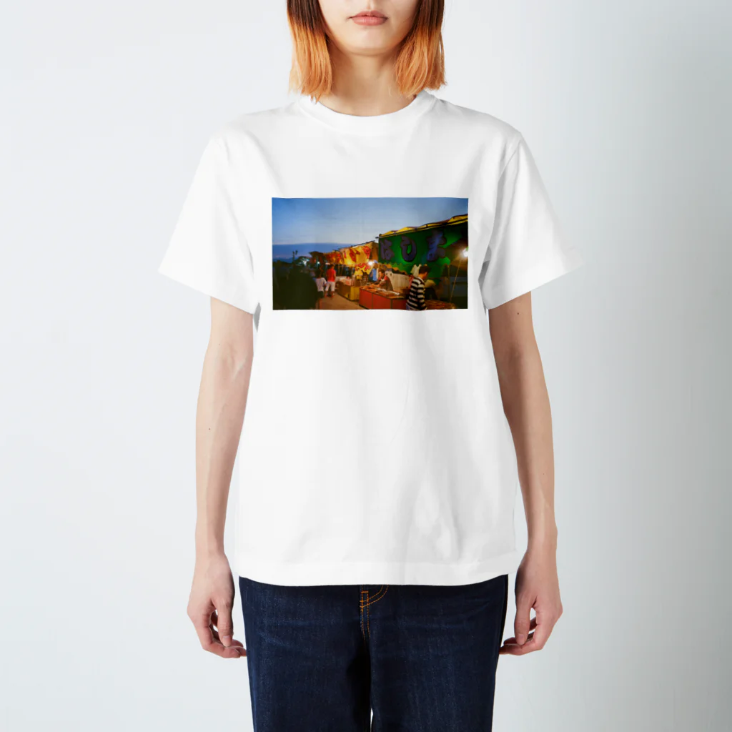 ino_taroの夏祭り 屋台 フィルム写真 スタンダードTシャツ