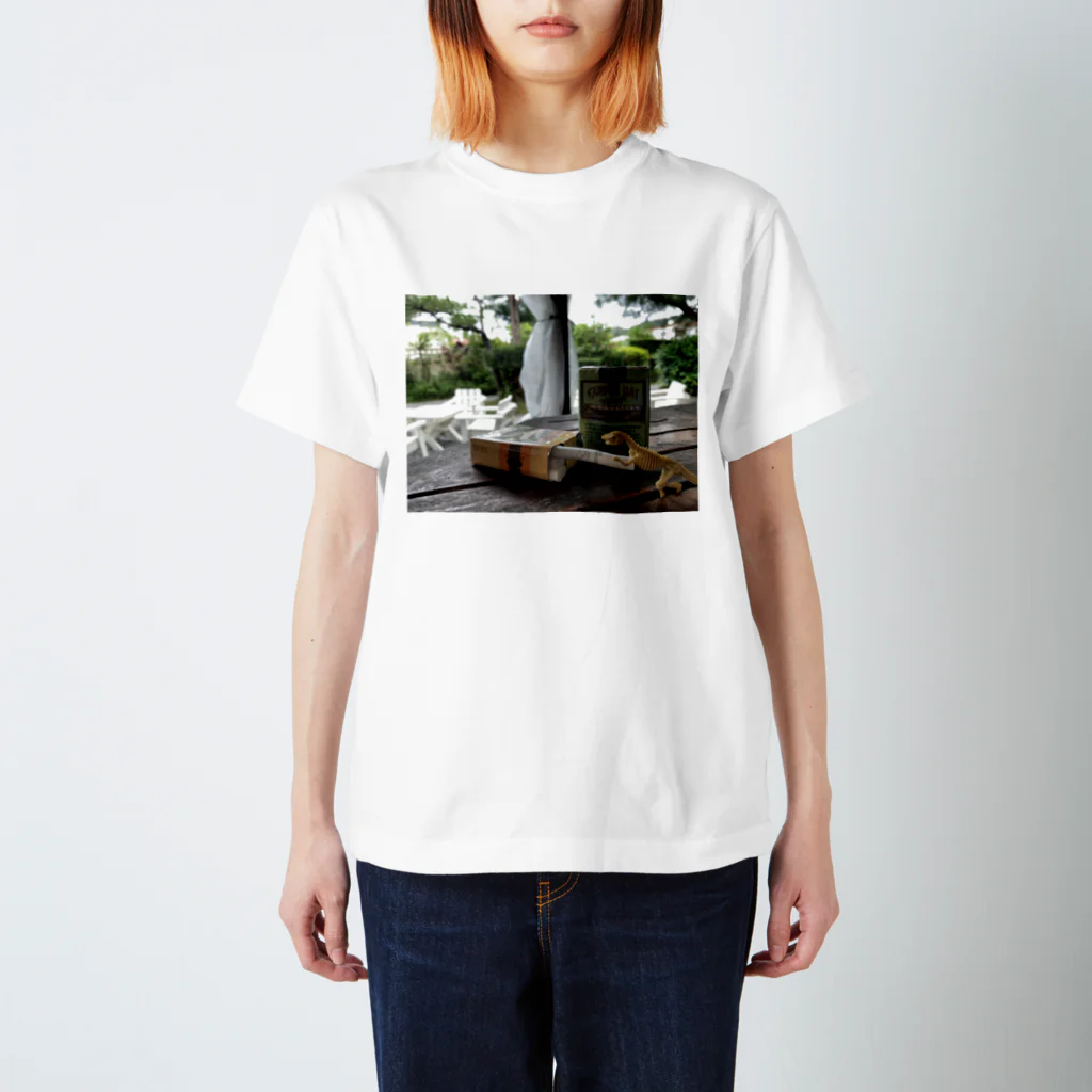 a_ha_26のタバコと恐竜 Regular Fit T-Shirt