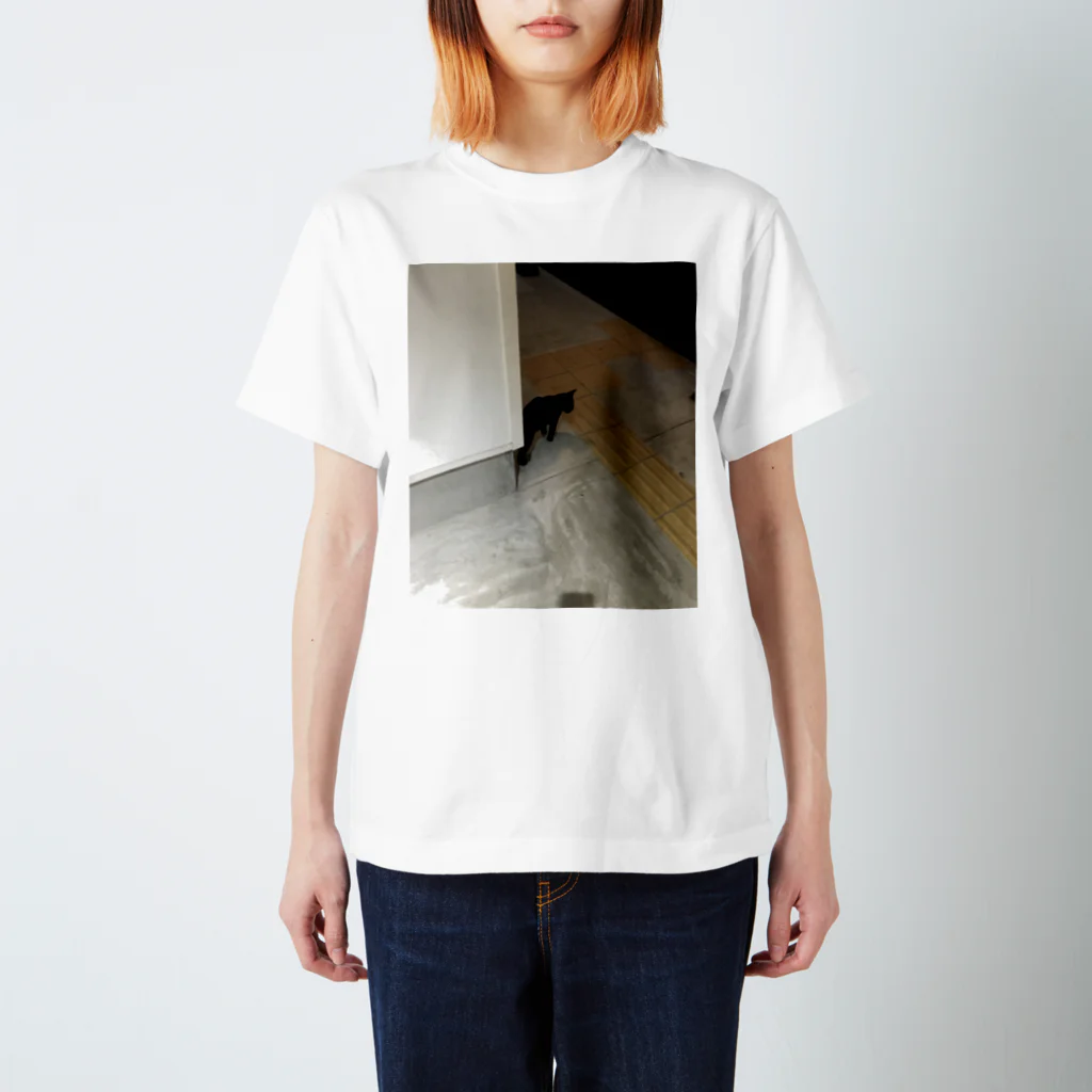 Vzey10のバイトの帰りにいた猫Tシャツ Regular Fit T-Shirt