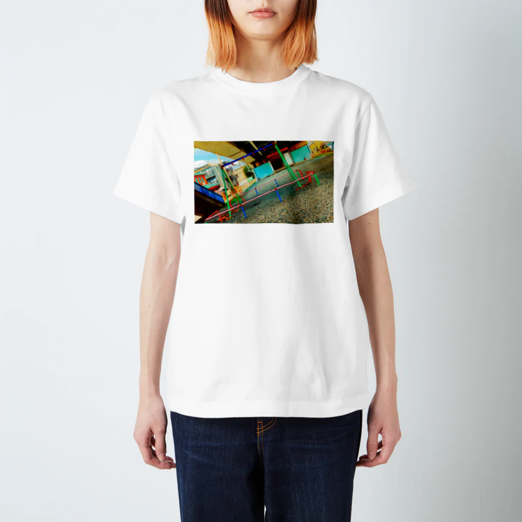 sHuYaの壊れたブランコ Regular Fit T-Shirt