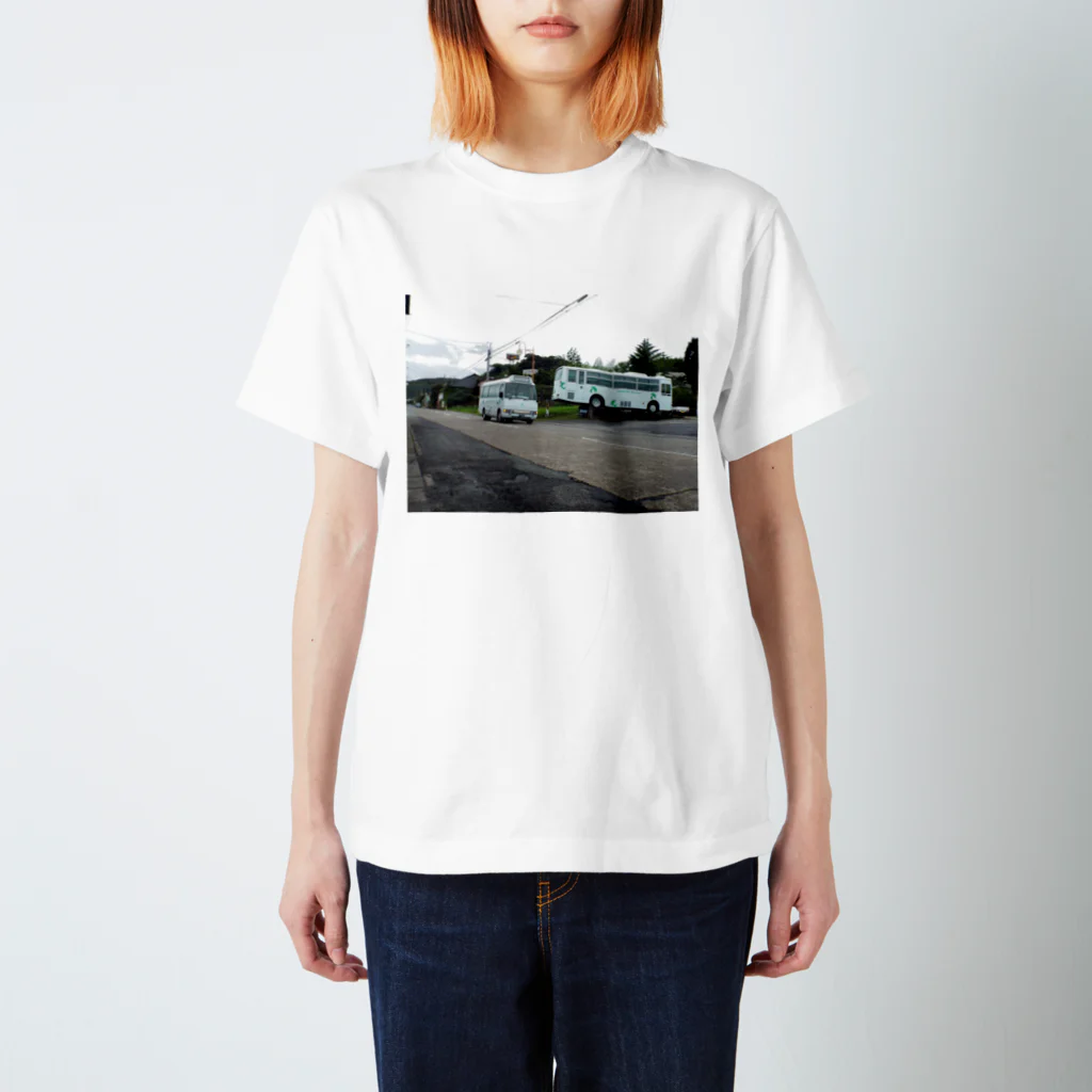 shige168の湯之元で休むバスとこけけバスが走る風景 スタンダードTシャツ