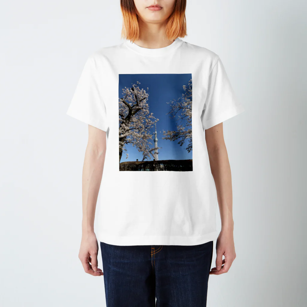 kamejinのスカイツリーと隅田川の桜 スタンダードTシャツ
