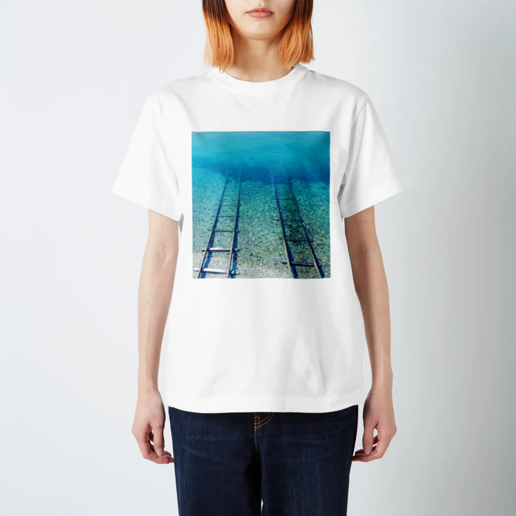 SAKURA🌸の海に続く線路 スタンダードTシャツ