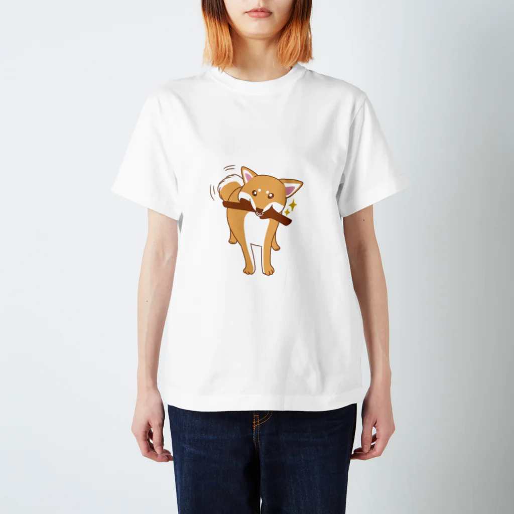 ロア店の木の棒を咥える柴犬 スタンダードTシャツ