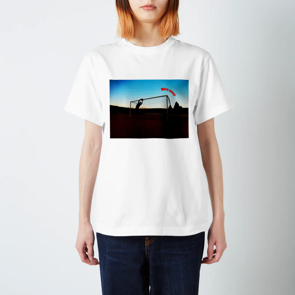 akiyanのNice save!  サッカー Regular Fit T-Shirt