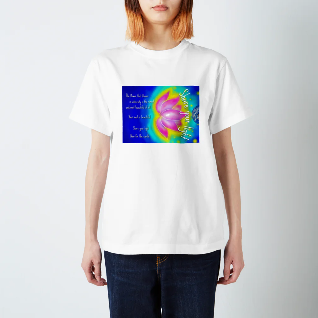 Colorful LeafのShare your light2 Regular Fit T-Shirt