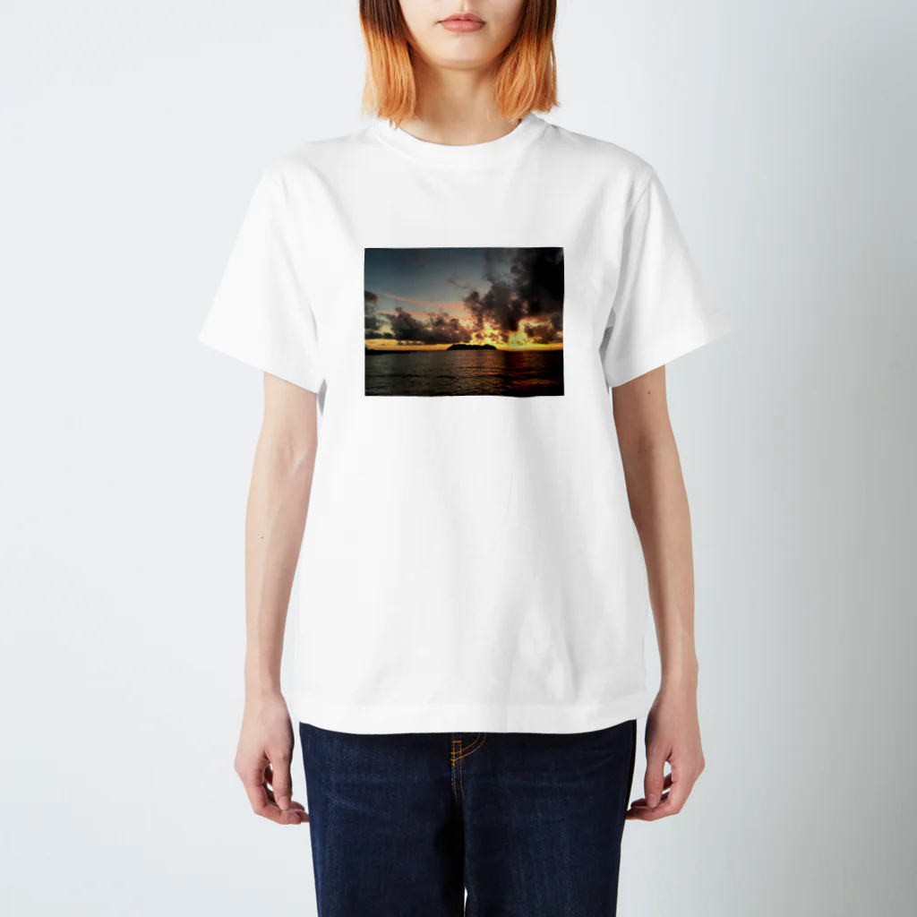 Billy_bootsのThe sea where the setting sun shines  スタンダードTシャツ