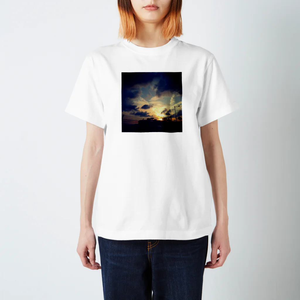 どうもりのブツの海沿いの夕焼け Regular Fit T-Shirt