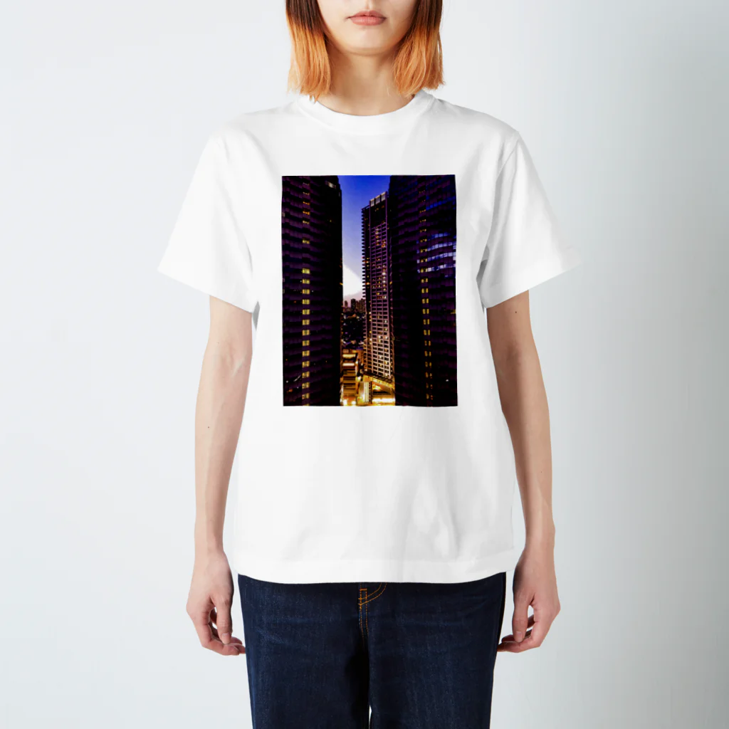 ANGOの高層ビル群、夜景 スタンダードTシャツ
