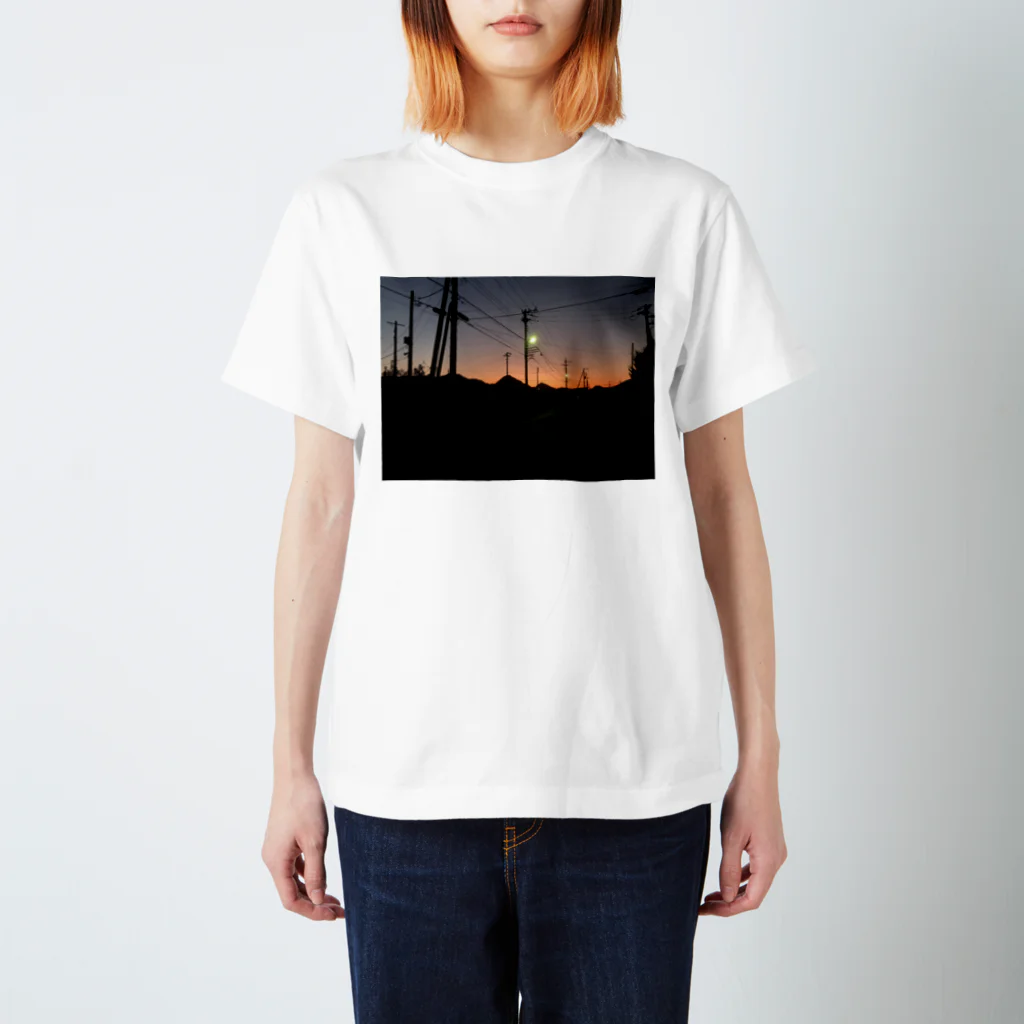 Huiyiの写真工房の良い宵　a nice twilight Regular Fit T-Shirt