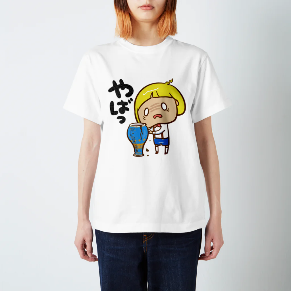 気になるショップ 本店の大人びた子役くん Regular Fit T-Shirt