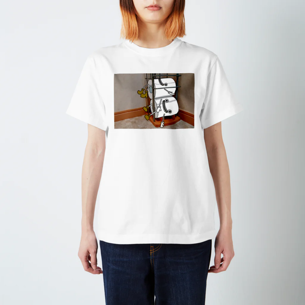 OKASHI NA IKIMONOのトイレットペーパーくん's Regular Fit T-Shirt