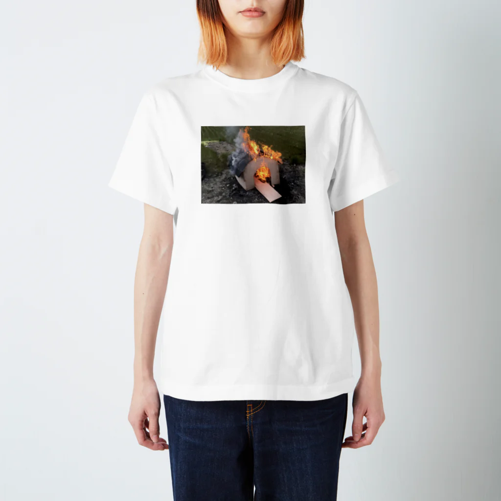 たくちゃんのわくわくショップの燃えた犬小屋 Regular Fit T-Shirt