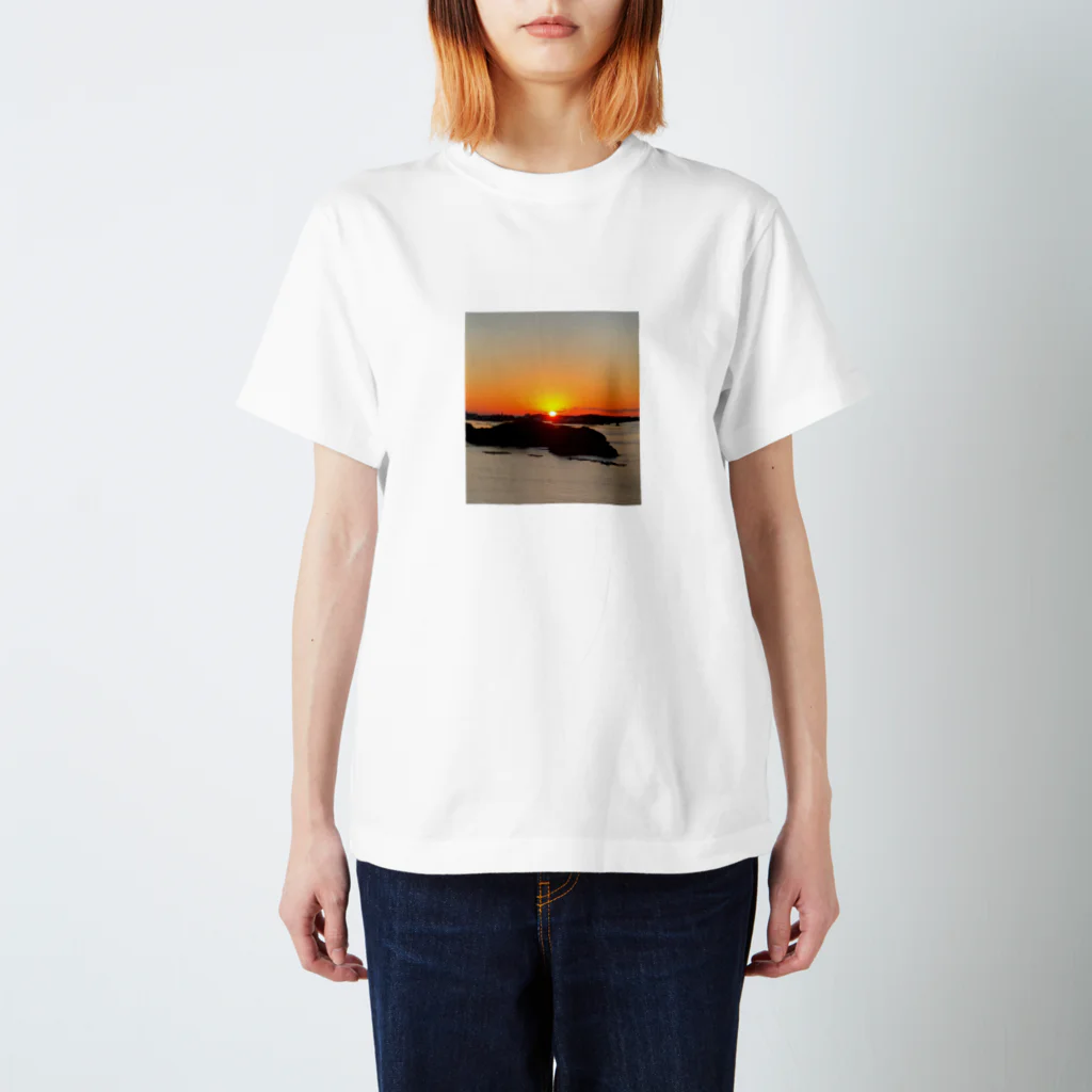 ル.ボヌールの海と夕陽 Regular Fit T-Shirt