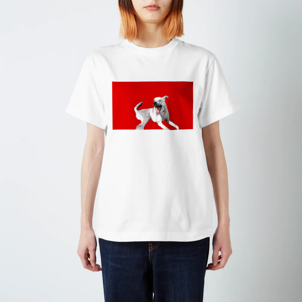 Mix Dog ITEM SHOP MUGIのRED Mix DOG 雑種犬 プリントTシャツ あくびver スタンダードTシャツ