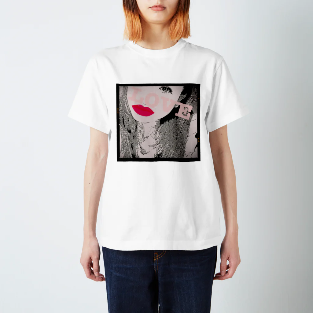 1LOVEのロックテイストな少女 Regular Fit T-Shirt