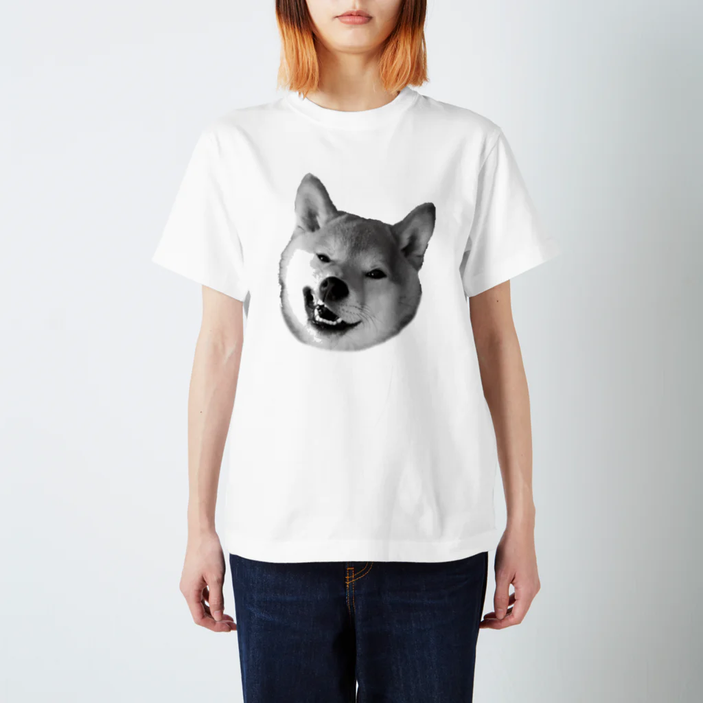 uzo76のあくびする犬 Regular Fit T-Shirt