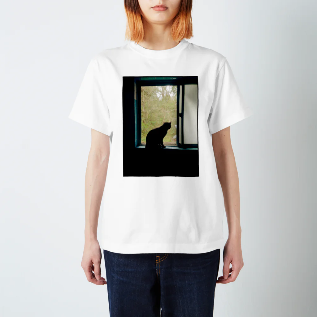 古春一生(Koharu Issey)の窓際のＲ(黒枠) スタンダードTシャツ