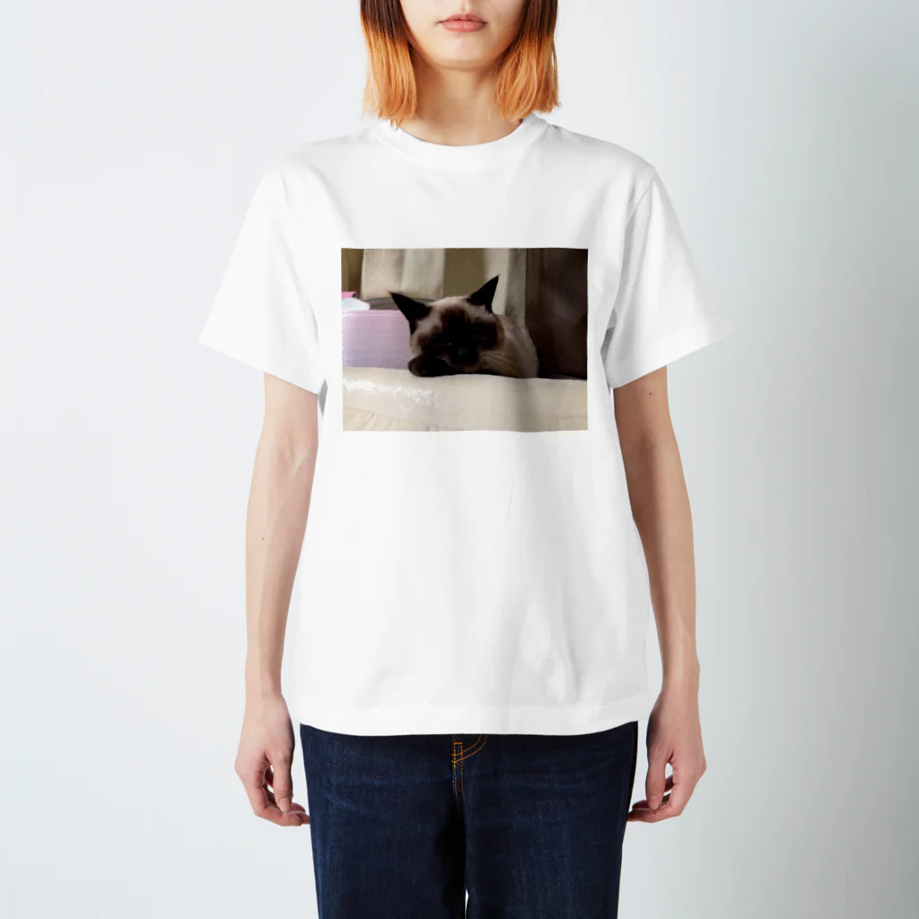 ほわほわのにーにまったり Regular Fit T-Shirt