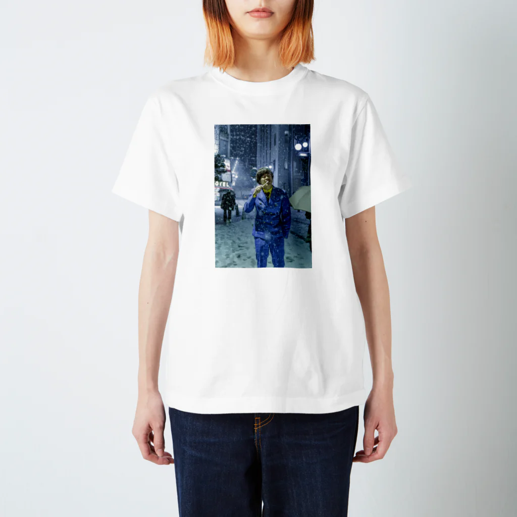 サツマカワRPGのサツマカワRPGが大雪の中歯を磨くTシャツ スタンダードTシャツ